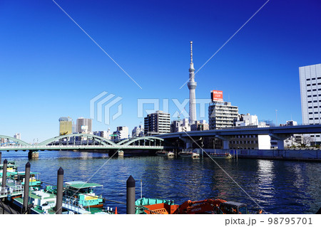 東京スカイツリーの見える風景 隅田川と厩橋 東京スカイツリーの見える風景 隅田川と厩橋 98795701