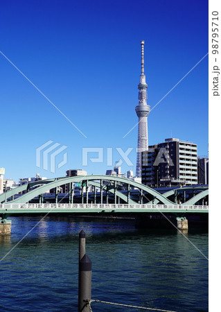 東京スカイツリーの見える風景 隅田川と厩橋 東京スカイツリーの見える風景 隅田川と厩橋 98795710