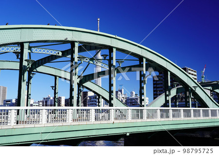 東京スカイツリーの見える風景　隅田川と厩橋 98795725