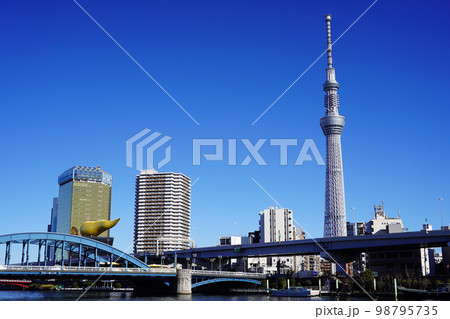 東京スカイツリーの見える風景　隅田川と駒形橋 98795735