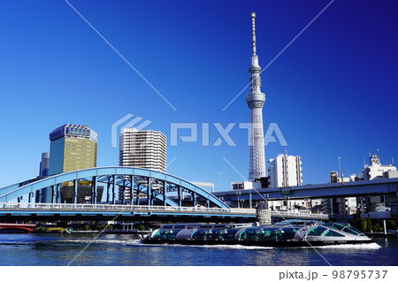 東京スカイツリーの見える風景　隅田川と駒形橋 98795737