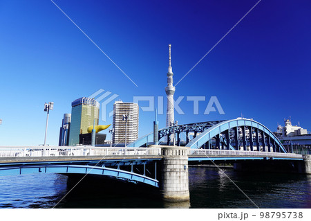東京スカイツリーの見える風景　隅田川と駒形橋 98795738
