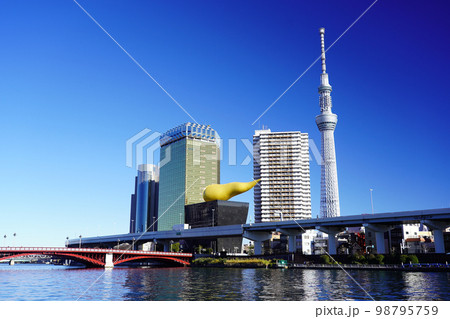 東京スカイツリーの見える風景　隅田川と吾妻橋 98795759