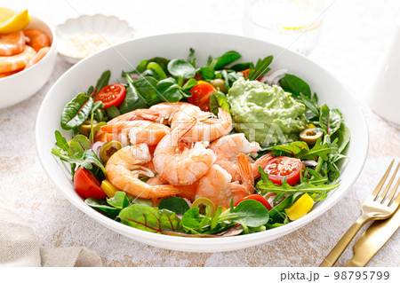 Shrimp and leafy vegetables salad with tomato, bell pepper, olive and avocado sauce Shrimp and leafy vegetables salad with tomato, bell pepper, olive and avocado sauce 98795799