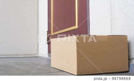 置き配イメージ｜玄関前に置かれた荷物 98798668