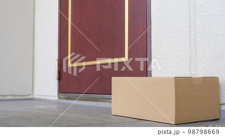 置き配イメージ|玄関前に置かれた荷物 置き配イメージ|玄関前に置かれた荷物 98798669