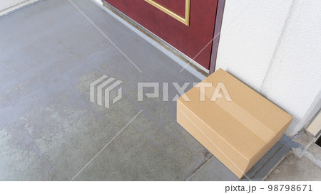 置き配イメージ｜玄関前に置かれた荷物 98798671