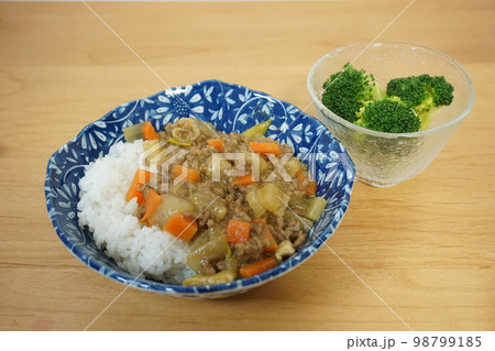 根菜とねぎのドライカレー【目玉焼き・サラダ付き】 根菜とねぎのドライカレー【目玉焼き・サラダ付き】 98799185