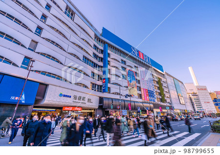 日本の東京都市景観 2月。5月8日の5類移行でどう変わるか…コロナ禍の池袋駅などを望む＝2月1日 98799655