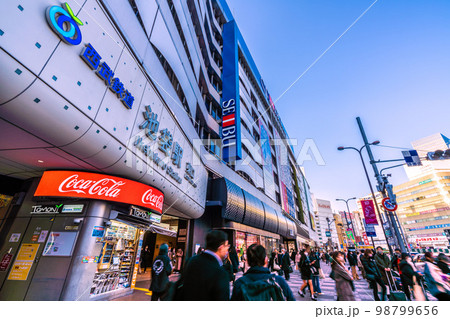 日本の東京都市景観 2月。5月8日の5類移行でどう変わるか…コロナ禍の池袋駅などを望む＝2月1日 98799656