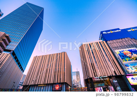 日本の東京都市景観 池袋駅東口にあるハレザ池袋などを望む 98799832