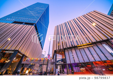 日本の東京都市景観 池袋駅東口にあるハレザ池袋などを望む 日本の東京都市景観 池袋駅東口にあるハレザ池袋などを望む 98799837