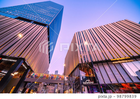 日本の東京都市景観 池袋駅東口にあるハレザ池袋などを望む 日本の東京都市景観 池袋駅東口にあるハレザ池袋などを望む 98799839