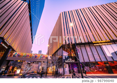 日本の東京都市景観 池袋駅東口にあるハレザ池袋などを望む 日本の東京都市景観 池袋駅東口にあるハレザ池袋などを望む 98799840