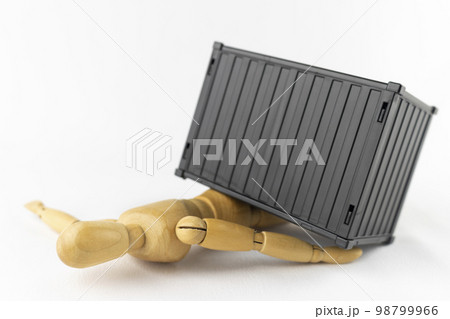 デッサン人形と荷物.労働災害のイメージ 98799966