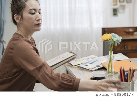 女性クリエイターイメージ 98800177