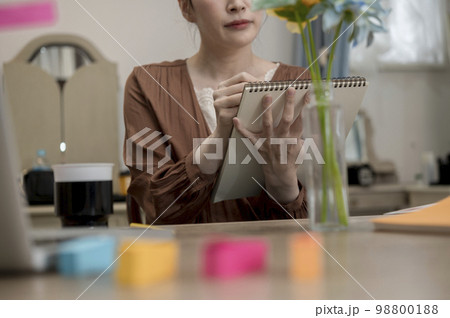 女性クリエイターイメージ 98800188