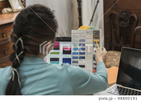 女性クリエイターイメージ 98800191