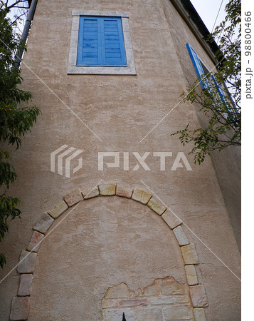 青い窓のある洋館 98800466