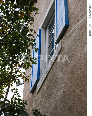 青い窓のある洋館 98800467