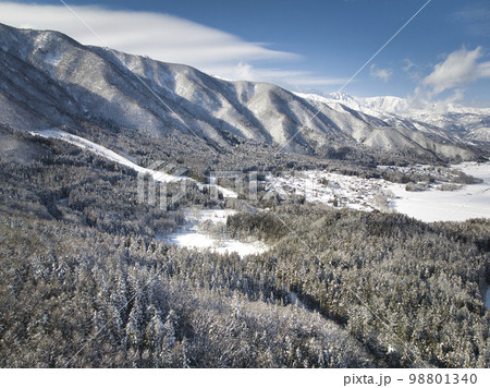 佐野坂峠からの美しい雪景色の森と親海湿原と白馬の眺め 長野県白馬村 (ドローンによる空撮) 佐野坂峠からの美しい雪景色の森と親海湿原と白馬の眺め 長野県白馬村 (ドローンによる空撮) 98801340
