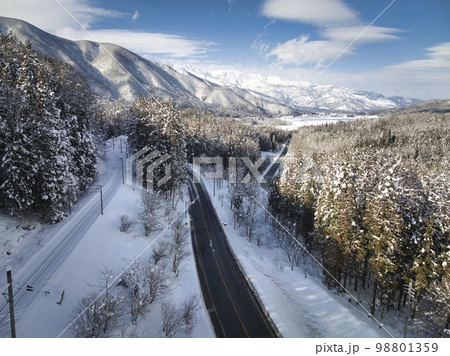 佐野坂峠からの美しい雪景色の森と白馬の眺め 長野県白馬村 (ドローンによる空撮) 佐野坂峠からの美しい雪景色の森と白馬の眺め 長野県白馬村 (ドローンによる空撮) 98801359