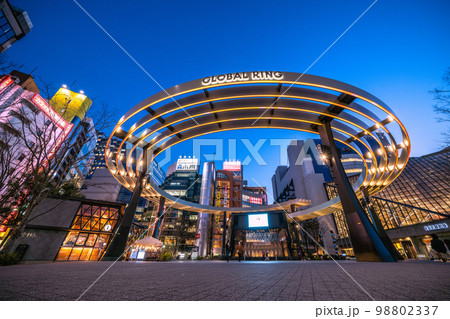 日本の東京都市景観 2月・池袋駅前の池袋西口公園・グローバルリングなどを望む＝2月1日 98802337
