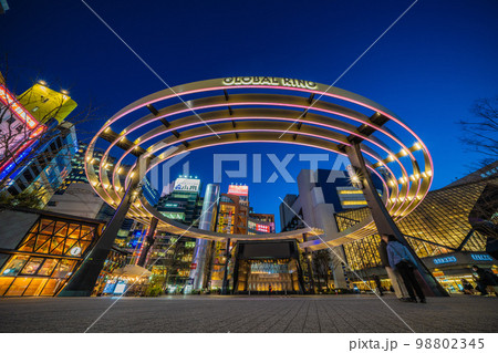 日本の東京都市景観 2月・池袋駅前の池袋西口公園・“虹色”に輝くグローバルリングなどを望む＝2月1日 98802345