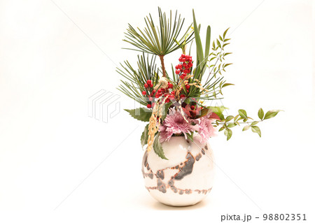 白背景の花瓶に活けた様々な植物 白背景の花瓶に活けた様々な植物 98802351