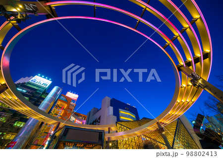 日本の東京都市景観 2月・池袋駅前の池袋西口公園・“虹色”に輝くグローバルリングなどを望む＝2月1日 98802413