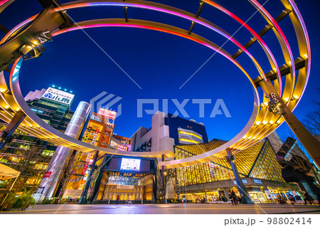 日本の東京都市景観 2月・池袋駅前の池袋西口公園・“虹色”に輝くグローバルリングなどを望む＝2月1日 98802414