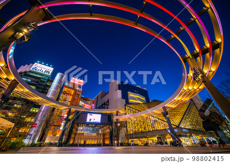 日本の東京都市景観 2月・池袋駅前の池袋西口公園・“虹色”に輝くグローバルリングなどを望む＝2月1日 98802415