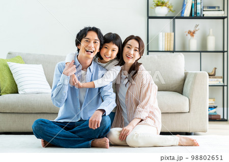 リビングでくつろぐ若い家族 リビングでくつろぐ若い家族 98802651