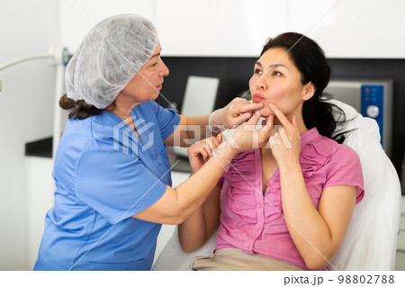 Doctor beautician discussing with woman cosmetological procedure 98802788
