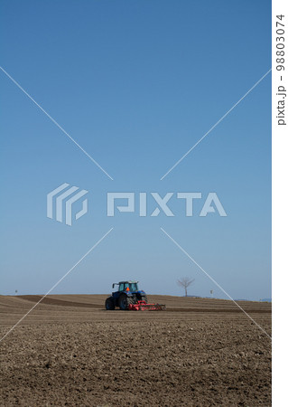 春の畑の農作業 98803074