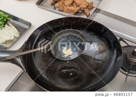 【レバニラ炒めを作る にんにくを炒める】 【レバニラ炒めを作る にんにくを炒める】 98803157