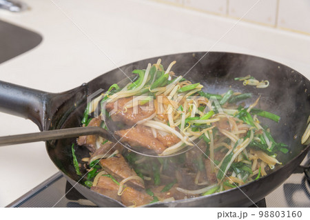 【レバニラ炒めの出来上がり】 98803160