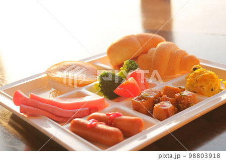 白いお皿に盛りつけられた朝食ビッフェパンとおかず 98803918