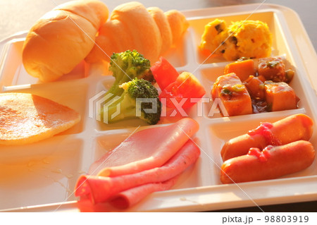 白いお皿に盛りつけられた朝食ビッフェパンとおかず 98803919