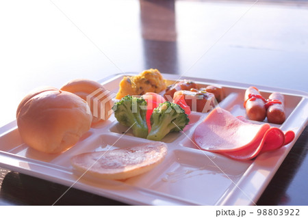 白いお皿に盛りつけられた朝食ビッフェパンとおかず 98803922