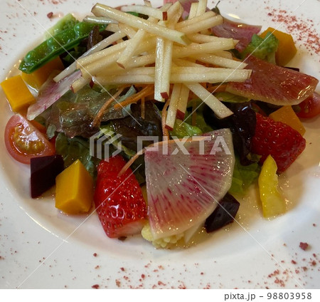 野菜とフルーツの新鮮なサラダ 98803958