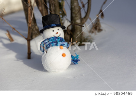 シルクハットの雪だるま 98804469
