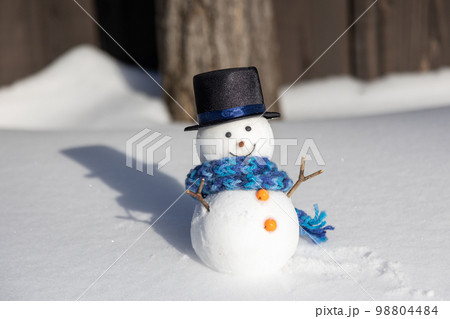 シルクハットの雪だるま 98804484