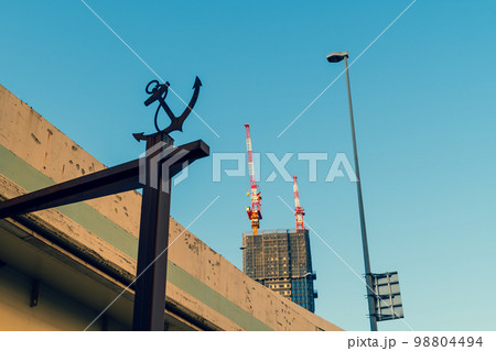 横浜駅近くの高層マンション建設と首都高速 2023.01　b-5 暖色加味 98804494