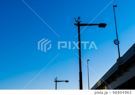 横浜駅東口付近の首都高速道路と快晴の空 2023.01　高彩度コントラスト 98804963