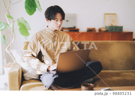 ソファでパソコンを使う男性 ソファでパソコンを使う男性 98805231