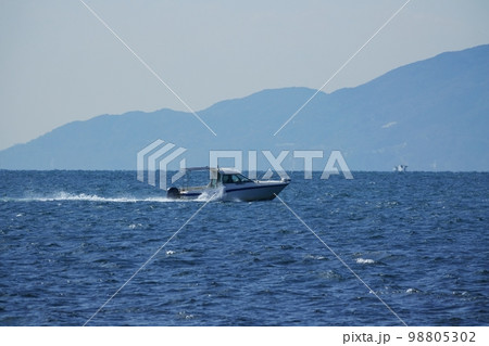 早春の淡路島沖を疾走するボート・220212pm 98805302