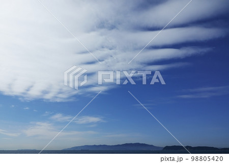 波状の巻雲が現れた爽やかな早春の風景・220212pm 98805420