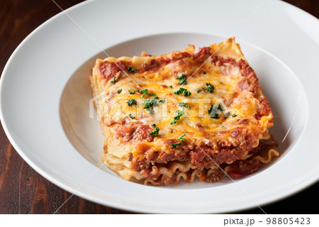 皿に盛り付けたラザニア 皿に盛り付けたラザニア 98805423