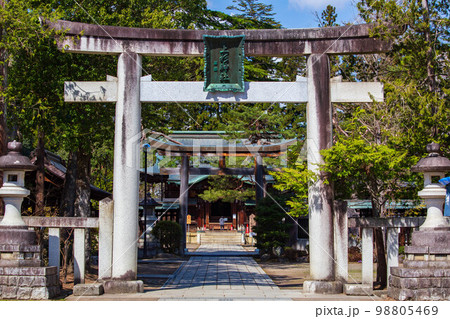 山形米沢のパワースポット 上杉神社 参道と鳥居 山形米沢のパワースポット 上杉神社 参道と鳥居 98805469